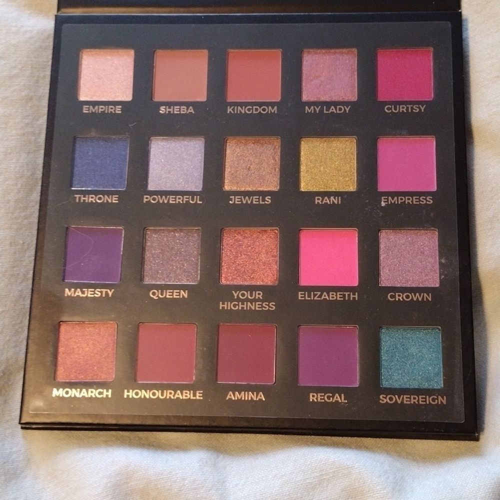 Eloise the queen eyeshadow palette - Picture 4 of 4